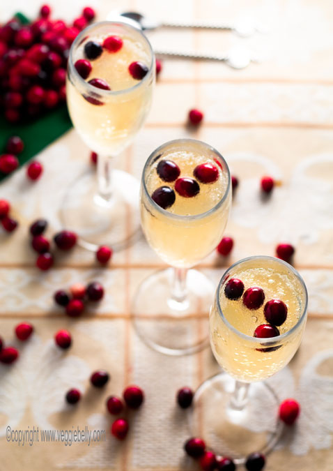 sprakling-juice-or-wine-gelee-with-cranberries